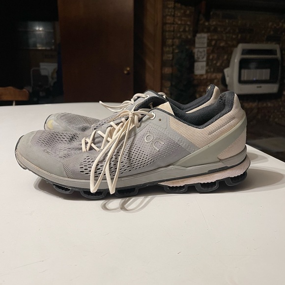 On Cloud Cloudsurfer Men’s Size 11.5 Light Gray Running Shoes Small Flaws - Picture 4 of 9